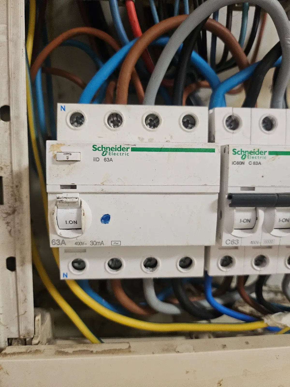 Réalisation de H L ELEC INC